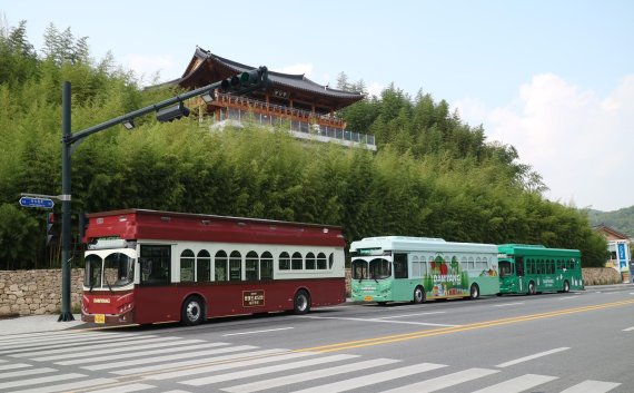 담양군이 2017년부터 도입 관내 주요관광지를 운행 중인 트롤리형 시티투어버스
