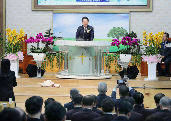 ▲김영록 전라남도지사가 목포시 성문교회에서 열린 ‘전남교회총연합회 제17대 회장 이취임식’에서 축사를 하고 있다.