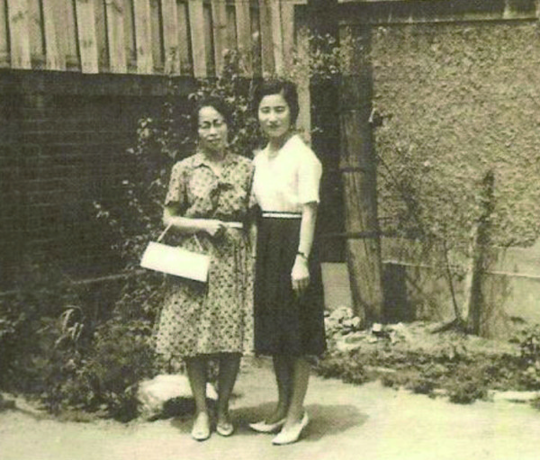 젊은 시절의 성금연 선생 (사진 오른쪽)