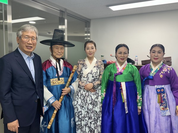 송선원 국립전통예술중고등학교 총동문회 회장/사진 왼쪽​​지윤자 선생의 배우자인 대금연주자 이병상 목사