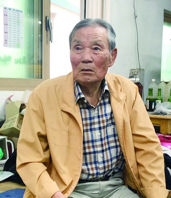 ▲일제에 강제징집돼 남태평양 외딴섬에서 일본군에게 죽임을 당한 故김기만 씨의 유족 김귀남 씨가 80년 만에 막내삼촌의 사망 소식을 전해 듣고 비통해하고 있다.