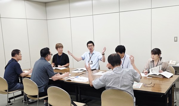 ▲나가노현 이나시 교육위원회 관계자들이 취재진에게 이나시 교육현황과 교육목적 이주자에 대한 지원정책 등을 설명하고 있다.