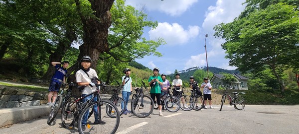  ▲만덕초등학교가 작은학교 살리기 일환으로 채택한 ‘자전거 챌린지’가 학생과 학부모의 호응을 얻으면서 작은학교의 장점을 극대화한 모범사례로 손꼽힌다.