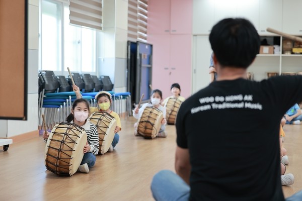  ▲담양에서 농촌유학을 가장 먼저 도입한 봉산초등학교는 체계적인 농촌유학제도 운영과 전교생이 함께하는 농악전수프로그램 운영을 통해 학생들의 교육만족도를 높이고 있다는 평가를 받고 있다.