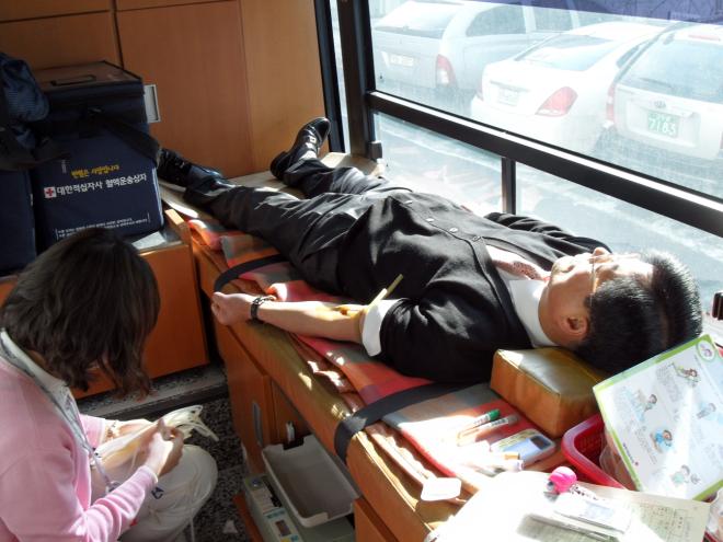 한국농어촌공사 담양지사 나병선 지사장 헌혈 모습